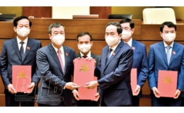 C&ocirc;ng bố, trao Quyết định của Đảng đo&agrave;n Quốc hội v&agrave; Nghị quyết của Ủy ban Thường vụ Quốc hội  về c&ocirc;ng t&aacute;c nh&acirc;n sự