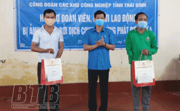 Trao kinh ph&iacute; hỗ trợ đo&agrave;n vi&ecirc;n, người lao động bị ảnh hưởng bởi dịch Covid-19