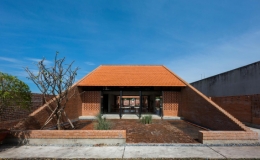 K&igrave; lạ ng&ocirc;i nh&agrave; cấp 4 h&igrave;nh kim tự th&aacute;p bằng gạch ống xếp chồng ở Long An