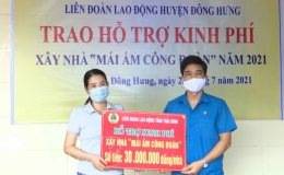 Trao kinh ph&iacute; hỗ trợ x&acirc;y dựng nh&agrave; &ldquo;M&aacute;i ấm c&ocirc;ng đo&agrave;n&rdquo; cho đo&agrave;n vi&ecirc;n kh&oacute; khăn 