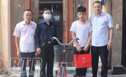 Trao xe đạp cho trẻ mồ c&ocirc;i