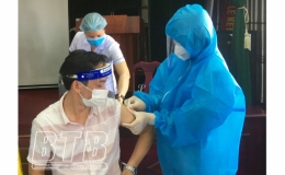 Triển khai ti&ecirc;m vắc xin ph&ograve;ng Covid-19 mũi 1 cho c&ocirc;ng d&acirc;n Trung Quốc 