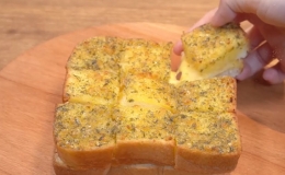 B&aacute;nh m&igrave; bơ tỏi kiểu H&agrave;n Quốc