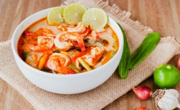 C&aacute;ch nấu canh tom yum chua cay chuẩn vị Th&aacute;i
