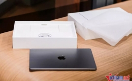 Cận cảnh chiếc MacBook Air M2 đầu ti&ecirc;n lộ diện tại Việt Nam