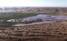  Hồ nước đỏ nằm ẩn m&igrave;nh giữa sa mạc