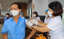 Hơn 600 c&ocirc;ng nh&acirc;n được ti&ecirc;m liều nhắc lại mũi 3, mũi 4 vắc xin ph&ograve;ng Covid-19  