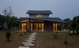 Ng&ocirc;i nh&agrave; ở Ba V&igrave;, H&agrave; Nội c&oacute; m&aacute;i gấp độc đ&aacute;o