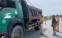 Vũ Thư: Ki&ecirc;n quyết xử l&yacute; xe qu&aacute; khổ, qu&aacute; tải