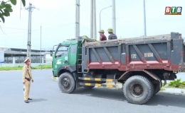  Vũ Thư: Ki&ecirc;n quyết xử l&yacute; xe qu&aacute; khổ, qu&aacute; tải