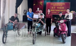 C&ocirc;ng đo&agrave;n Vi&ecirc;n chức tỉnh: Trao qu&agrave; cho c&aacute;c thương binh, bệnh binh nặng