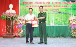 Kh&aacute;m, cấp thuốc miễn ph&iacute; cho người d&acirc;n x&atilde; Nam Hưng   