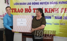  LĐLĐ huyện Đ&ocirc;ng Hưng: Trao kinh ph&iacute; hỗ trợ x&acirc;y dựng m&aacute;i ấm c&ocirc;ng đo&agrave;n cho đo&agrave;n vi&ecirc;n