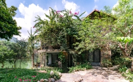 Ng&ocirc;i nh&agrave; 'ngo&agrave;i th&ocirc; mộc, trong hiện đại'