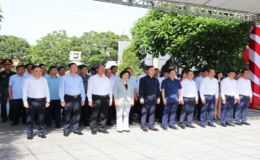 Ph&oacute; Thủ tướng Ch&iacute;nh phủ Trần Hồng H&agrave; d&acirc;ng hương tưởng niệm Tổng B&iacute; thư Nguyễn Văn Cừ tại Bắc Ninh