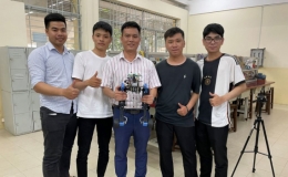 Robot hai b&aacute;nh tự c&acirc;n bằng khi thay đổi độ cao