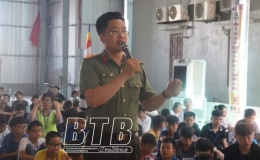  Tuy&ecirc;n truyền, phổ biến ph&aacute;p luật tại kh&oacute;a tu m&ugrave;a h&egrave;