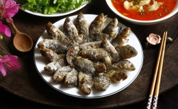 C&aacute;ch l&agrave;m c&aacute; r&ocirc; r&aacute;n gi&ograve;n rưới c&agrave; chua chưng