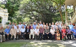 Cuộc gặp ấm &aacute;p của Tổng B&iacute; thư Nguyễn Ph&uacute; Trọng với thầy c&ocirc; v&agrave; bạn b&egrave; lớp Văn kh&oacute;a VIII