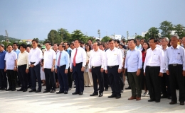 Đo&agrave;n đại biểu Ban Tuy&ecirc;n gi&aacute;o Trung ương d&acirc;ng hương tưởng nhớ Chủ tịch Hồ Ch&iacute; Minh