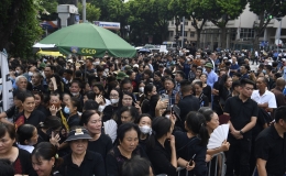 Đ&ocirc;ng đảo người d&acirc;n xếp h&agrave;ng chờ v&agrave;o viếng Tổng B&iacute; thư Nguyễn Ph&uacute; Trọng