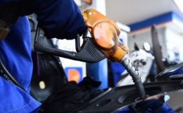 Gi&aacute; xăng, dầu c&ugrave;ng giảm