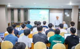 Gi&aacute;o sư đầu ng&agrave;nh vật l&yacute; neutrino đến Việt Nam giảng về 'hạt ma qu&aacute;i'