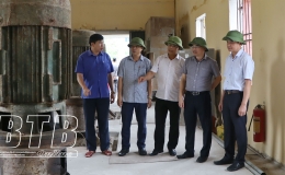 Kiểm tra c&ocirc;ng t&aacute;c ứng ph&oacute; với b&atilde;o số 2 tại huyện Kiến Xương