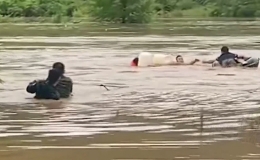 Lực lượng C&ocirc;ng an giải cứu nhiều người mắc kẹt giữa d&ograve;ng nước lũ ở Sơn La