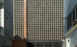 Nh&agrave; cuối hẻm tho&aacute;ng m&aacute;t nhờ &ocirc; lấy s&aacute;ng tr&ecirc;n tường, m&aacute;i