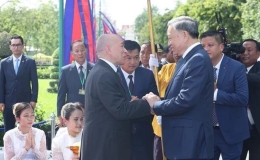 Quốc vương Campuchia Norodom Sihamoni chủ tr&igrave; Lễ đ&oacute;n ch&iacute;nh thức Chủ tịch nước T&ocirc; L&acirc;m