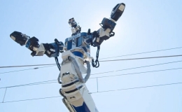 Robot h&igrave;nh người bảo tr&igrave; đường ray ở Nhật Bản