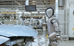 Robot thay con người kiểm tra xe điện