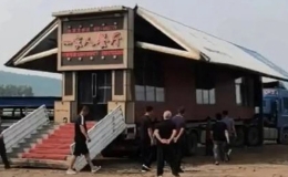 Xe tải biến th&agrave;nh nh&agrave; h&agrave;ng di động trong v&agrave;i ph&uacute;t