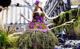 Chiếc v&aacute;y độc đ&aacute;o được tạo n&ecirc;n ho&agrave;n to&agrave;n từ hoa v&agrave; l&aacute;