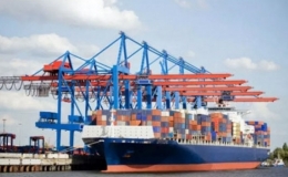 Thương mại th&aacute;ng 8 tiếp tục xuất si&ecirc;u 400 triệu USD