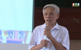 Một gi&aacute;m đốc trung t&acirc;m học tập cộng đồng ti&ecirc;u biểu