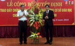 Trường Đại học Y Dược Th&aacute;i B&igrave;nh: Nhận quyết định v&agrave; giấy chứng nhận kiểm định chất lượng cơ sở gi&aacute;o dục