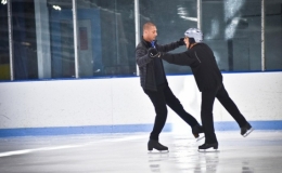 Thẩm ph&aacute;n 95 tuổi chơi trượt băng