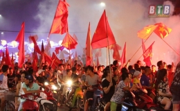 Người h&acirc;m mộ Th&aacute;i B&igrave;nh mừng chiến thắng của đội tuyển Olympic Việt Nam