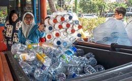 Người Indonesia đổi r&aacute;c nhựa lấy v&eacute; xe bu&yacute;t