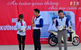 Trường THCS Ho&agrave;ng Diệu tuy&ecirc;n truyền về việc chấp h&agrave;nh đội mũ bảo hiểm cho học sinh