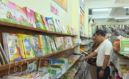 Bảo đảm cung ứng đủ s&aacute;ch gi&aacute;o khoa lớp 1 trước năm học mới