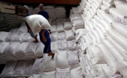 Gi&aacute; gạo xuất khẩu của Việt Nam vượt Th&aacute;i Lan