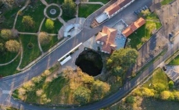 Hang động ẩn dưới hố s&acirc;u 103 m ở Ph&aacute;p