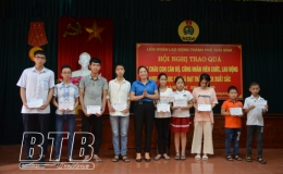 Li&ecirc;n đo&agrave;n Lao động Th&agrave;nh phố: Tuy&ecirc;n dương, khen thưởng 93 học sinh vượt kh&oacute; học giỏi, đạt th&agrave;nh t&iacute;ch cao trong học tập