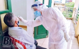 Lực lượng y tế dự ph&ograve;ng xung k&iacute;ch trong cuộc chiến chống dịch Covid-19