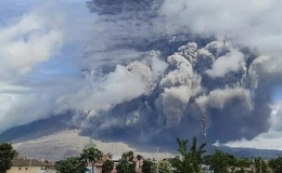 N&uacute;i lửa phun cột tro bụi cao 5 km