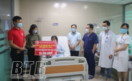 Trao kinh ph&iacute; hỗ trợ mổ tim cho bệnh nh&acirc;n ngh&egrave;o