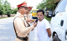 Xử l&yacute; vi phạm nồng độ cồn, CSGT ph&aacute;t hiện nhiều trường hợp dương t&iacute;nh với ma t&uacute;y